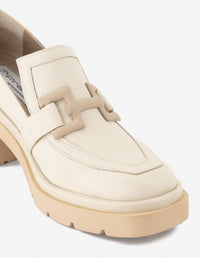 Mocasín en piel napa color hueso con hebilla para mujer