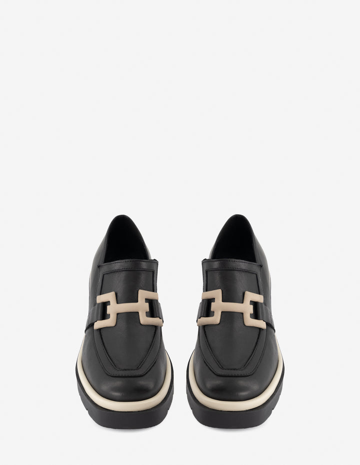 Mocasín en piel napa color negro con hebilla para mujer