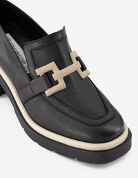 Mocasín en piel napa color negro con hebilla para mujer