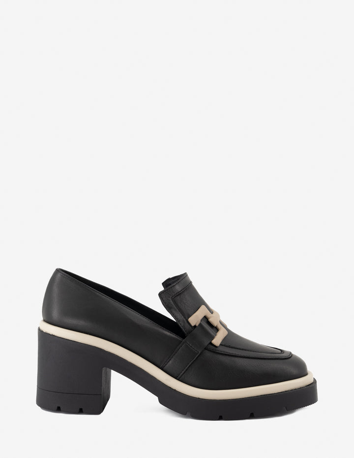 Mocasín en piel napa color negro con hebilla para mujer