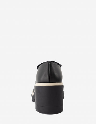 Mocasín en piel napa color negro con hebilla para mujer