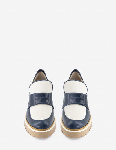 Mocasín en piel napa con banda grabada en color azul para mujer
