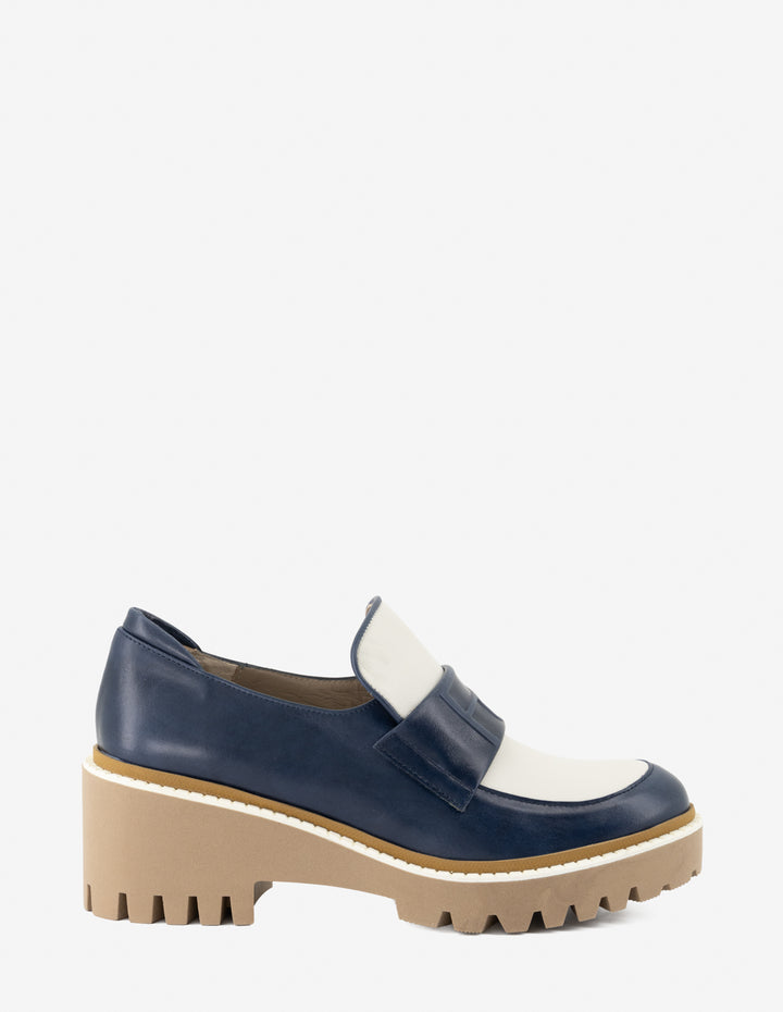 Mocasín en piel napa con banda grabada en color azul para mujer