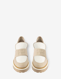 Mocasín en piel napa con banda grabada en color beige y blanco para mujer