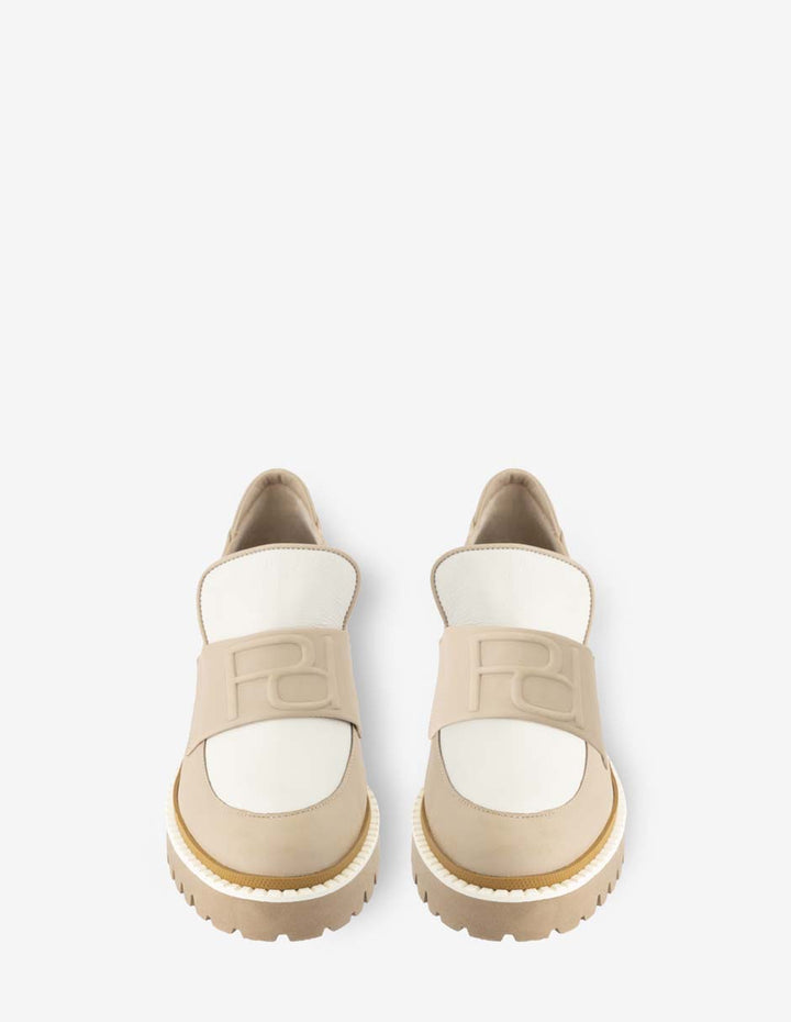 Mocasín en piel napa con banda grabada en color beige y blanco para mujer