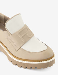 Mocasín en piel napa con banda grabada en color beige y blanco para mujer