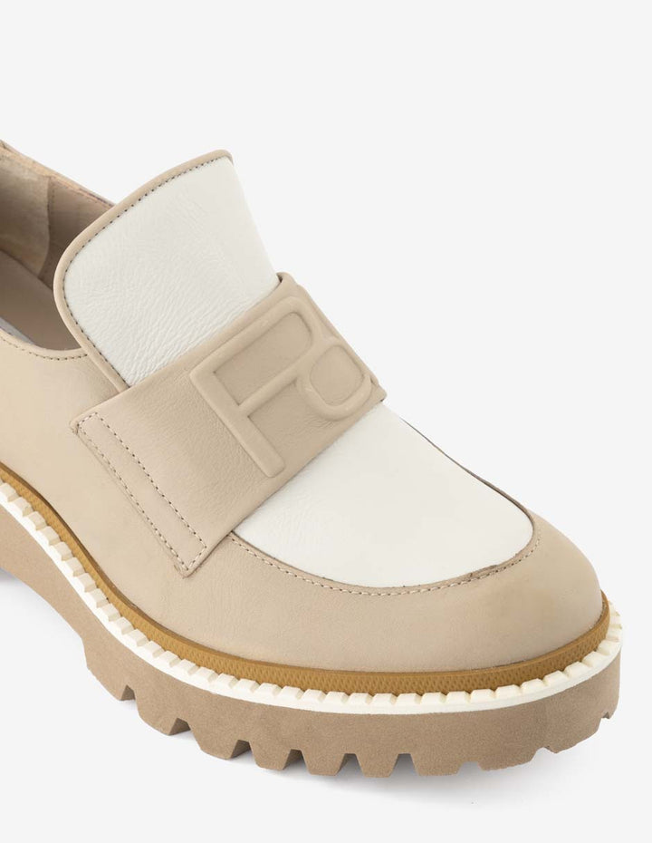 Mocasín en piel napa con banda grabada en color beige y blanco para mujer