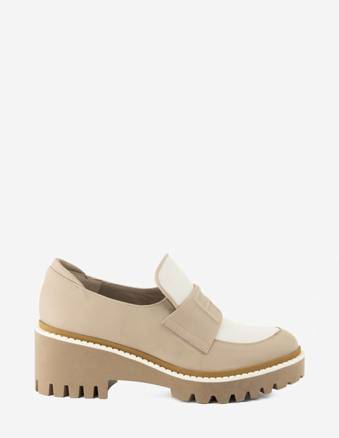 Mocasín en piel napa con banda grabada en color beige y blanco para mujer