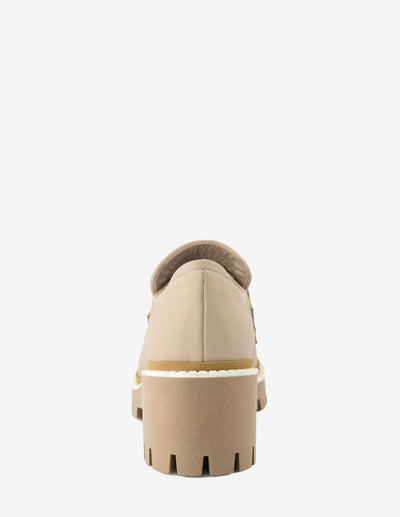 Mocasín en piel napa con banda grabada en color beige y blanco para mujer