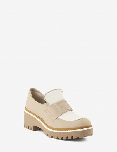 Mocasín en piel napa con banda grabada en color beige y blanco para mujer