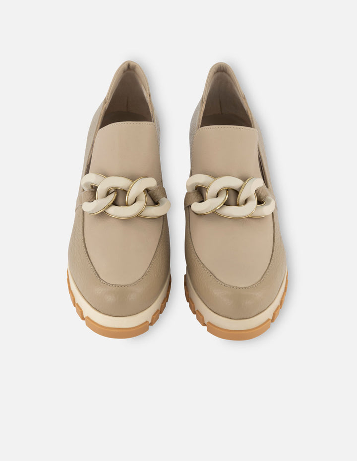 Mocasín de piel bombeada color beige para mujer con maxihebilla