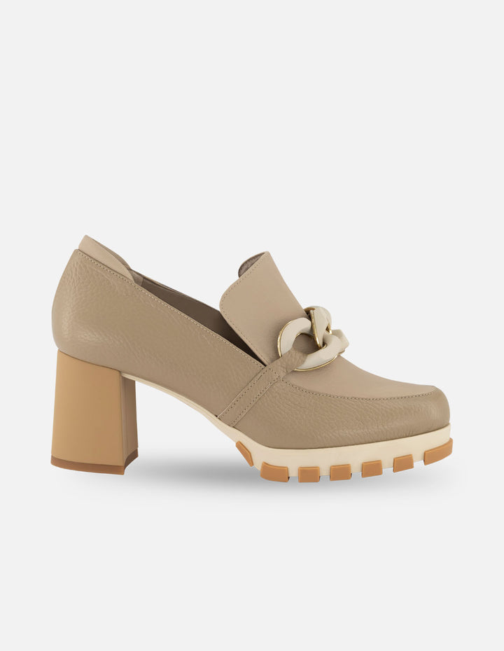 Mocasín de piel bombeada color beige para mujer con maxihebilla