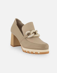 Mocasín de piel bombeada color beige para mujer con maxihebilla