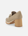 Mocasín de piel bombeada color beige para mujer con maxihebilla