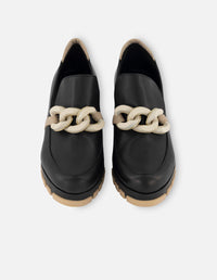 Mocasín de piel bombeada color negro para mujer con maxihebilla