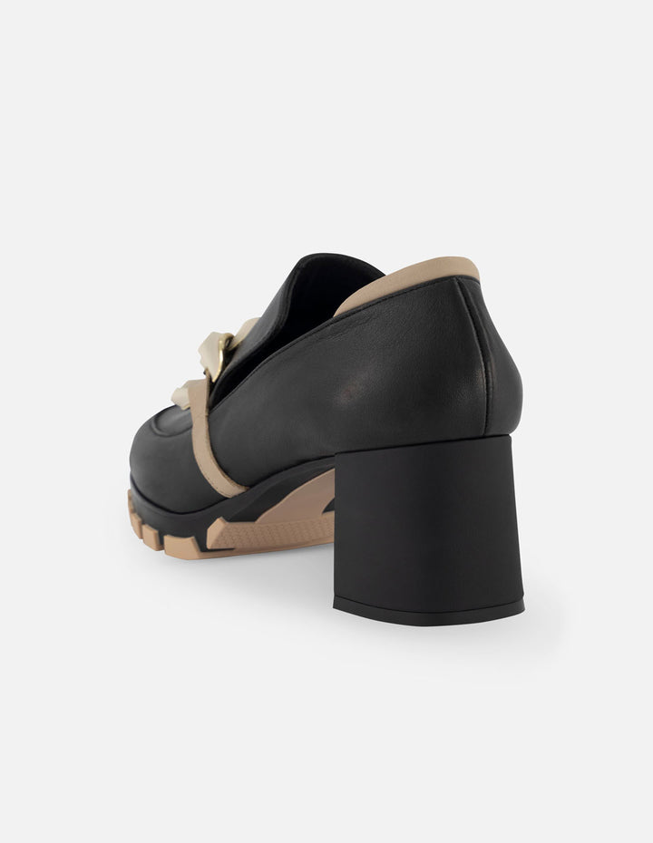 Mocasín de piel bombeada color negro para mujer con maxihebilla