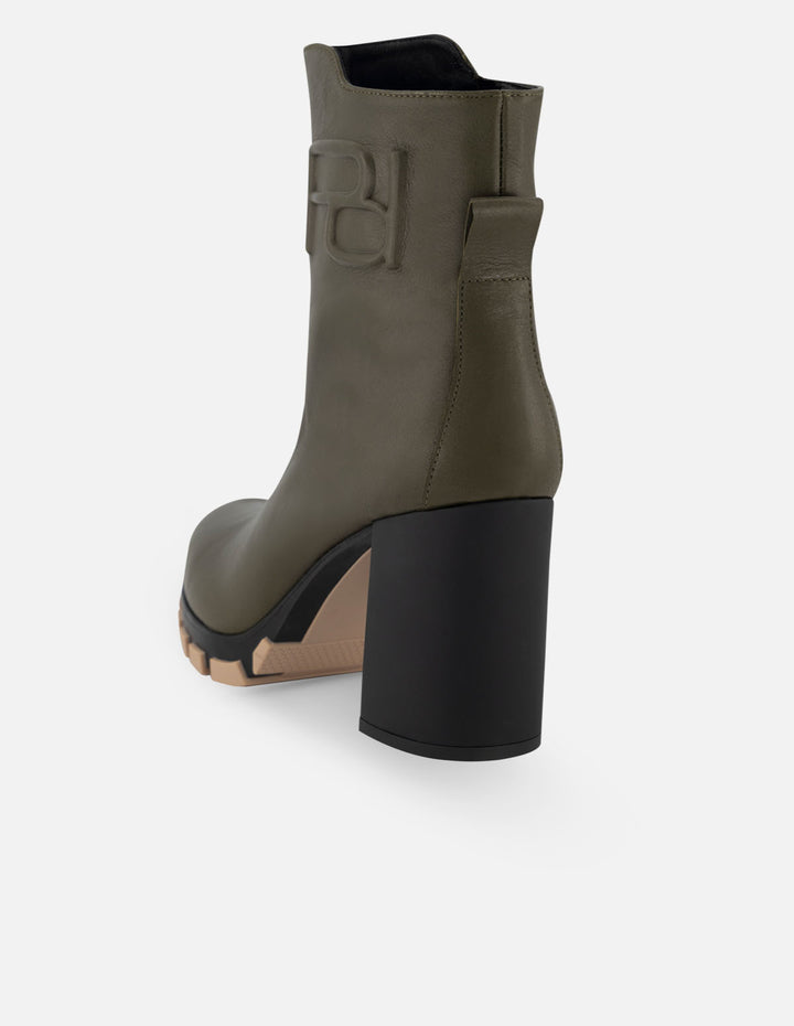 Botín de piel en color verde para mujer con grabado Pd