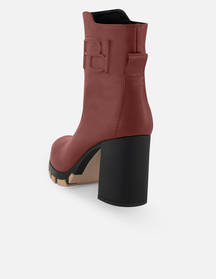 Botín de piel en color rojo para mujer con grabado Pd