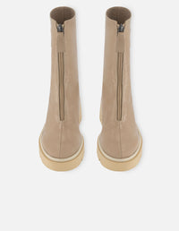 Botín en charol color beige para mujer con detalle de cremallera y grabado Pd