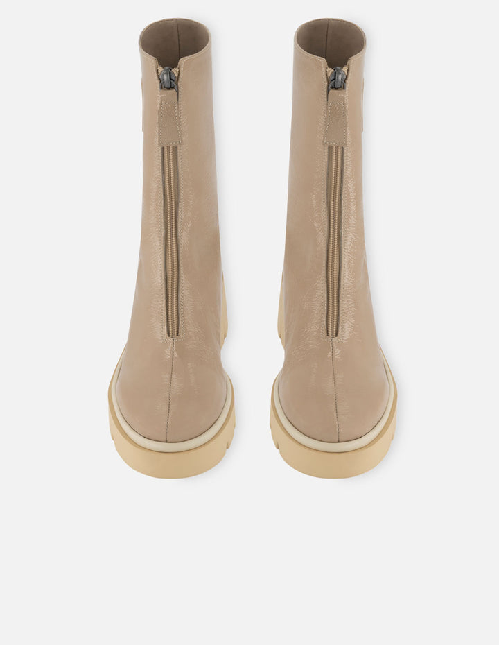 Botín en charol color beige para mujer con detalle de cremallera y grabado Pd