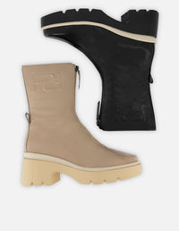 Botín en charol color beige para mujer con detalle de cremallera y grabado Pd