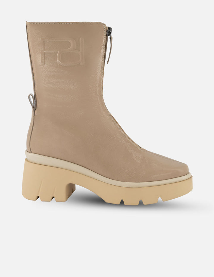Botín en charol color beige para mujer con detalle de cremallera y grabado Pd
