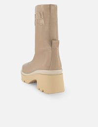 Botín en charol color beige para mujer con detalle de cremallera y grabado Pd