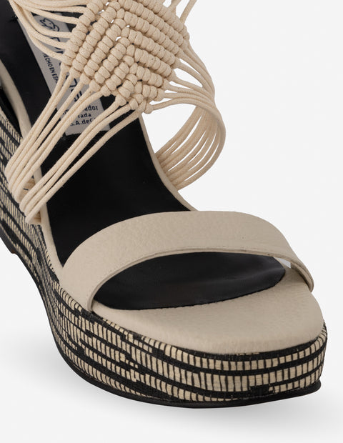 Sandalia de cuña con textil y piel en color hueso para mujer
-hecho en españa
-piel ante