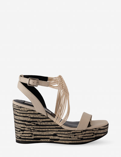 Sandalia de cuña con textil y piel en color hueso para mujer
-hecho en españa
-piel ante