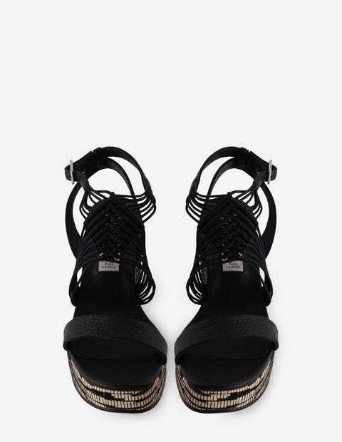 Sandalia de cuña con textil y piel en color negro para mujer