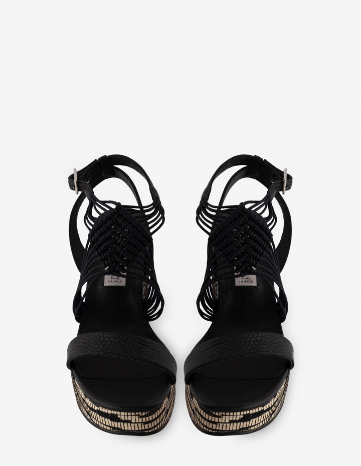 Sandalia de cuña con textil y piel en color negro para mujer