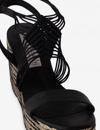 Sandalia de cuña con textil y piel en color negro para mujer