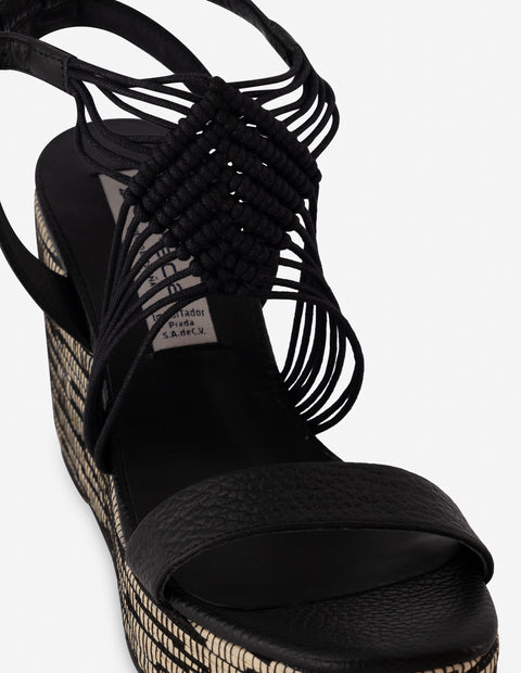 Sandalia de cuña con textil y piel en color negro para mujer