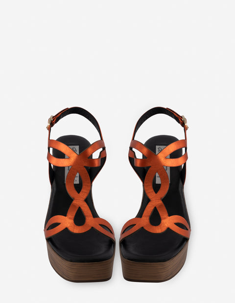 Sandalia en piel metalizada color naranja para mujer