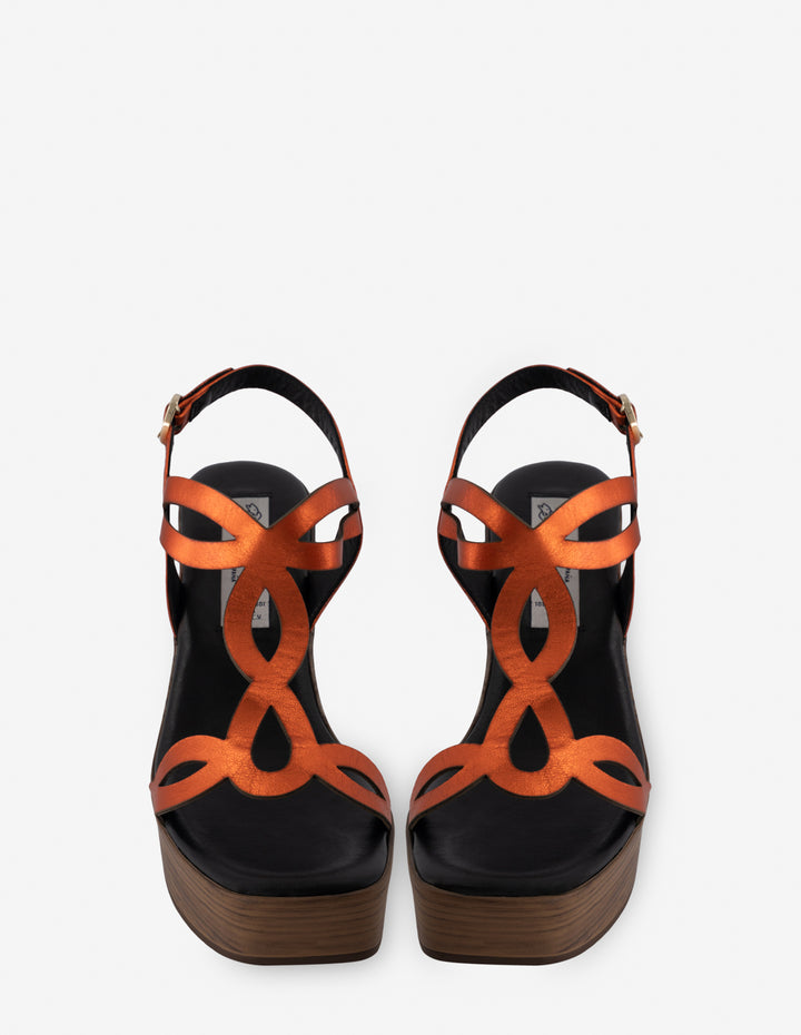 Sandalia en piel metalizada color naranja para mujer