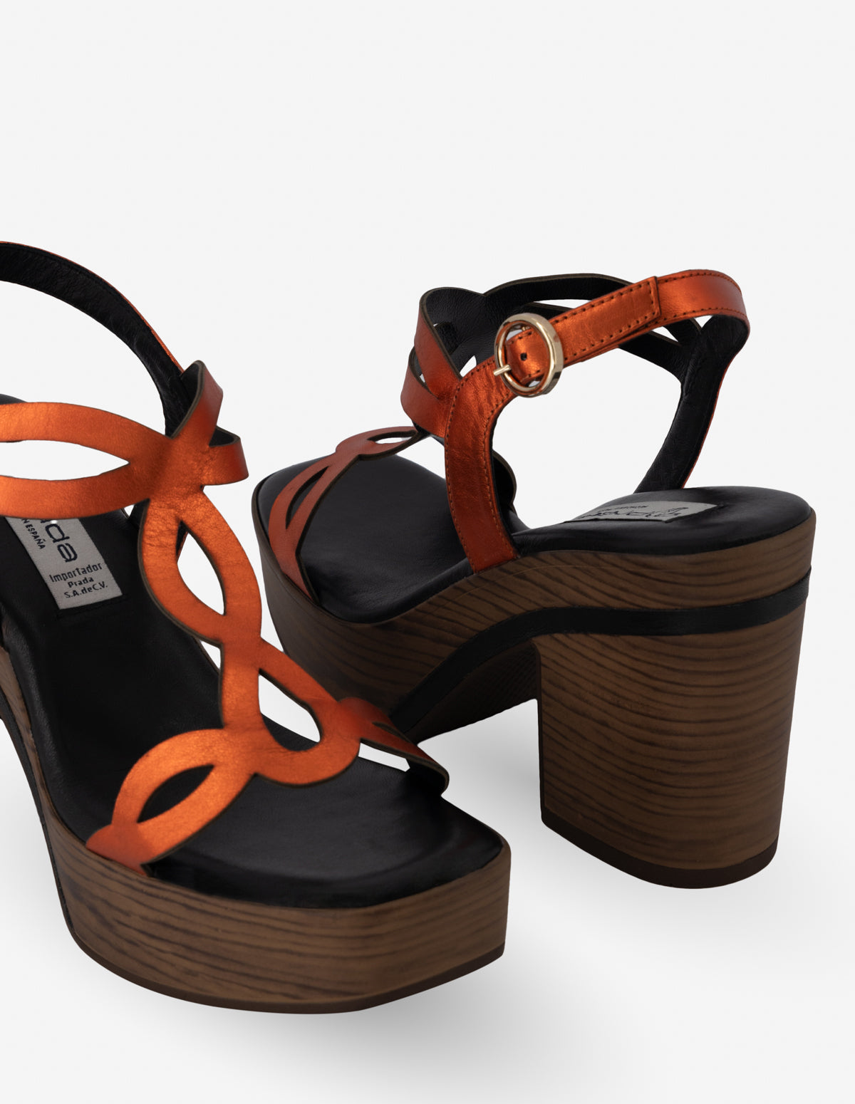 Sandalia en piel metalizada color naranja para mujer