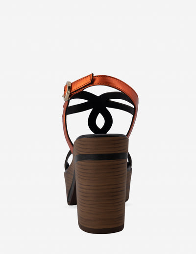 Sandalia en piel metalizada color naranja para mujer