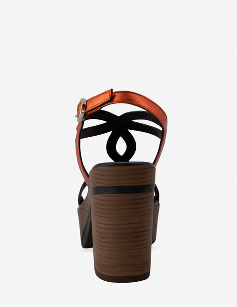 Sandalia en piel metalizada color naranja para mujer