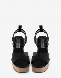 Sandalia en vinilo y piel de color negro para mujer