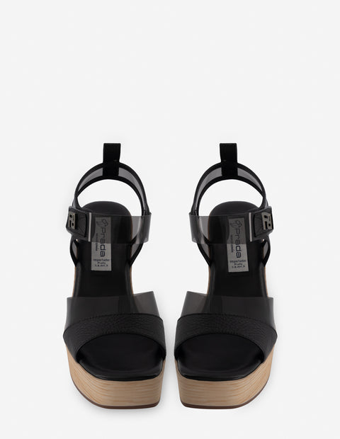 Sandalia en vinilo y piel de color negro para mujer