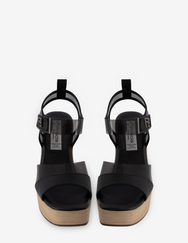 Sandalia en vinilo y piel de color negro para mujer