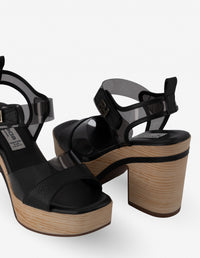 Sandalia en vinilo y piel de color negro para mujer