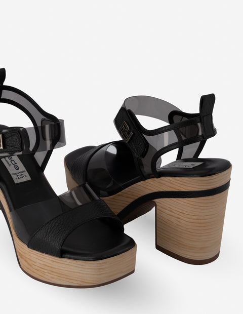 Sandalia en vinilo y piel de color negro para mujer