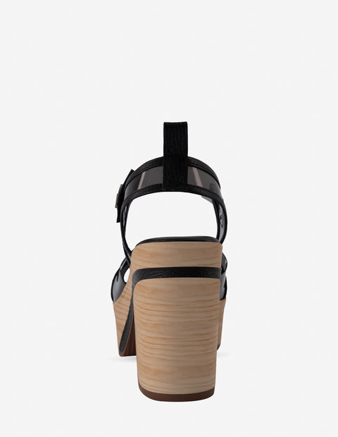 Sandalia en vinilo y piel de color negro para mujer