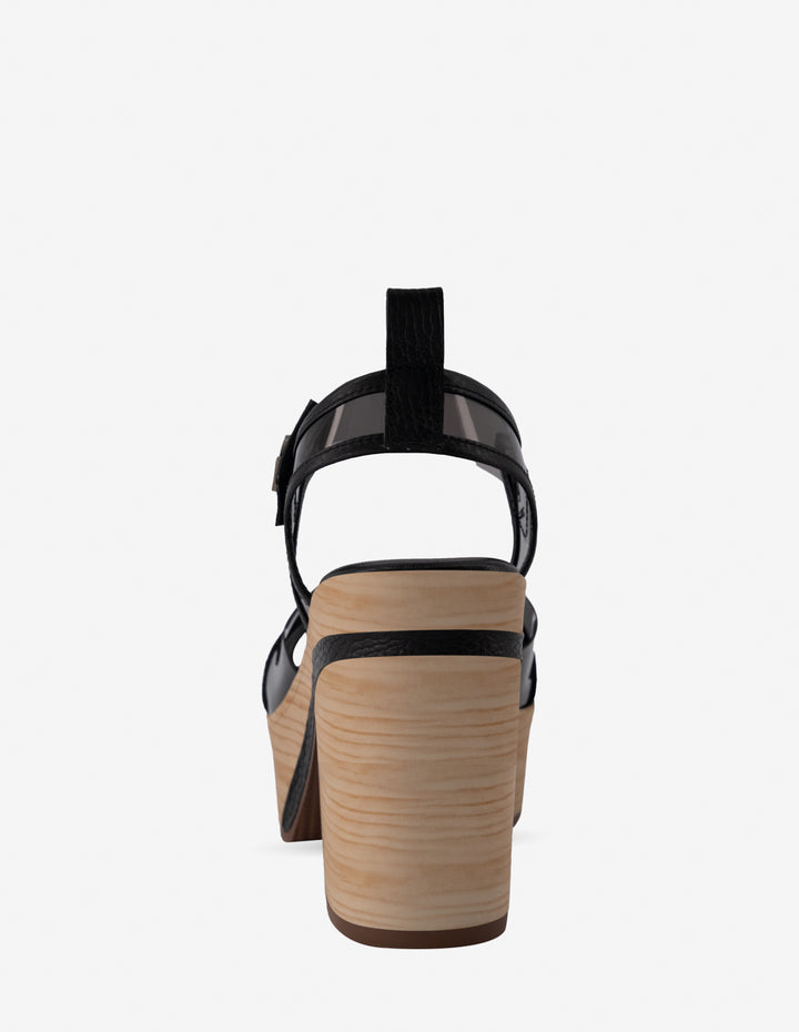 Sandalia en vinilo y piel de color negro para mujer