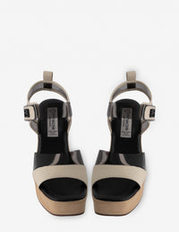 Sandalia en vinilo y piel de color hueso para mujer