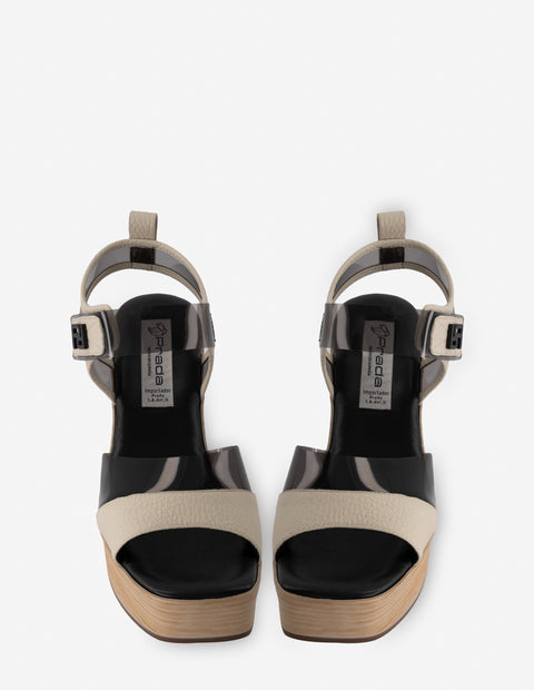 Sandalia en vinilo y piel de color hueso para mujer