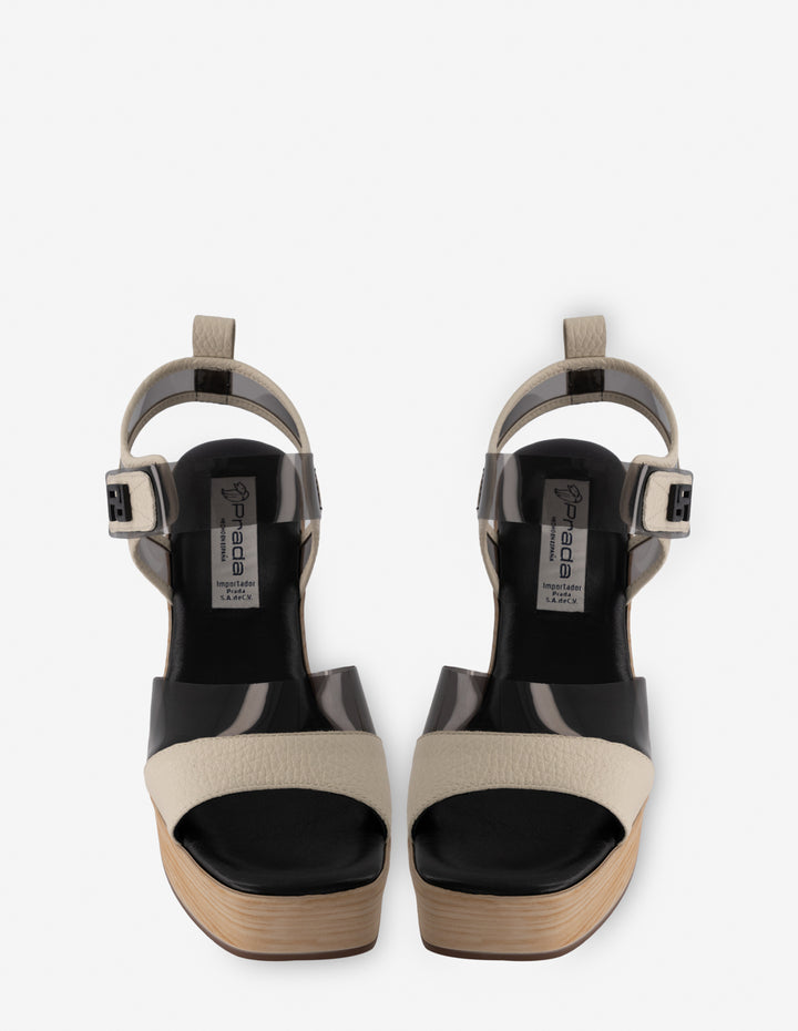 Sandalia en vinilo y piel de color hueso para mujer