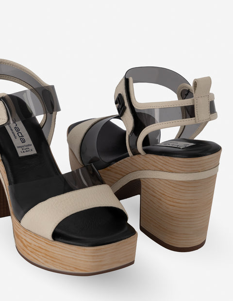 Sandalia en vinilo y piel de color hueso para mujer