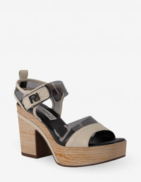 Sandalia en vinilo y piel de color hueso para mujer